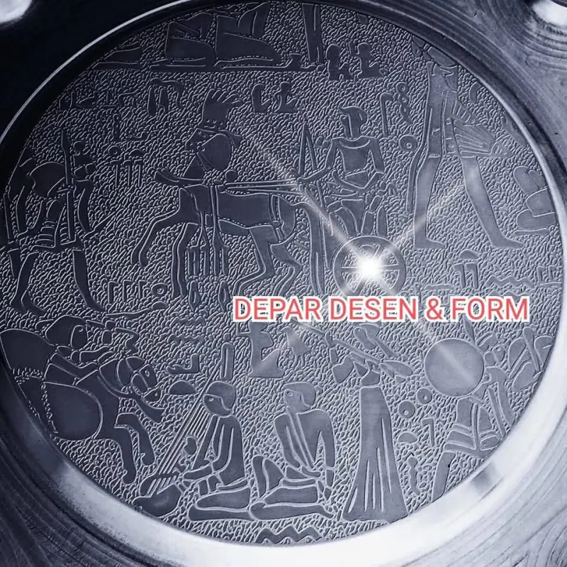 Depar Desen & Form imzalı, çelik yüzeye asit dağlama ile işlenmiş hiyeroglif desen çalışması